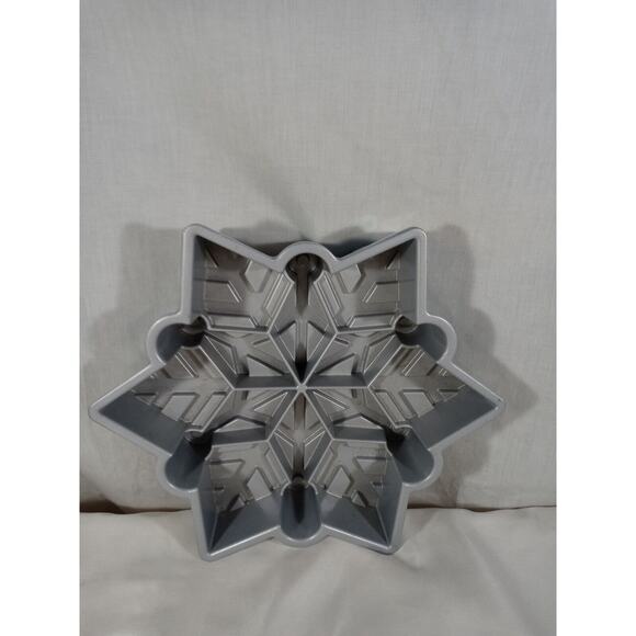 Blue NordicWare Snowflake Pull Apart Pan - Picture 1 of 5